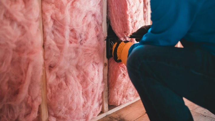 Eine Person arbeitet an einer Isolierung. - © Unsplash, Erik McLean