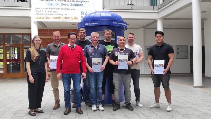 Sieben Teilnehmer absolvierten am Standort Holleben erfolgreich die Aufstiegsfortbildung zum Werkpolier in der Spezialqualifikation Industrie-Isolierung. Ganz links Franziska Lutzmann, die verantwortliche Leiterin für den Ausbildungsgang. 3.v.l. Walter Riering, Vorsitzender des Prüfungsausschusses.