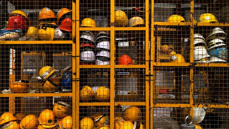 Nicht nur ein Bauhelm schützt: Arbeitsschutz und Arbeitssicherheit nach dem TOP-Prinzip bedeutet technische vor organisatorischen vor persönlichen Schutzmaßnahmen. - © pop-zebra auf Unsplash