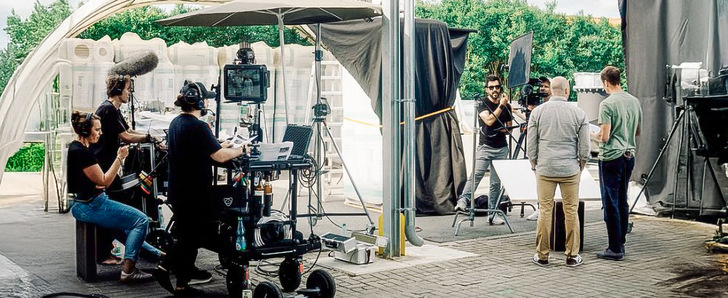 Mit einem Augenzwinkern und unter Mitwirkung aller Firmen-Mitarbeitenden ist ein Film entstanden, der ursprünglich weder als Imagefilm, noch als Erklärfilm geplant worden war.