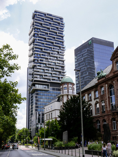 Hoch, markant und mit rauchfreien Flucht- und Rettungswegen im Brandfall: Das One Forty West in Frankfurt wurde mit einer maßgeschneiderten Druckbelüftungsanlage ausgestattet.