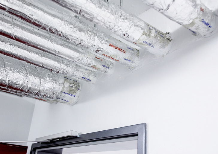 Dämmung, Befestigung und Beschichtung sind bei der Entscheidung für eine Abschottung ebenso zu berücksichtigen wie das Rohrmaterial. Als besonders leistungsfähig haben sich in der Praxis Abschottungen mit aluminiumkaschierten Mineralwolle-Rohrschalen bewährt. Mit ihnen sind sowohl wärme- und schallschutztechnische Anforderungen als auch die an den Tauwasserschutz und die Trinkwasserhygiene leicht zu erfüllen.