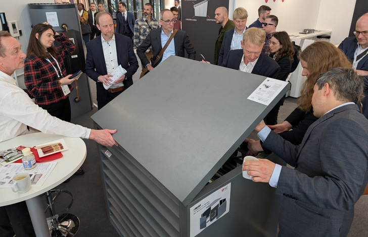 Stefan Libor, Schall-Experte bei Atec erklärt der Delegation des BMWK alles zum Thema Schall und Co.