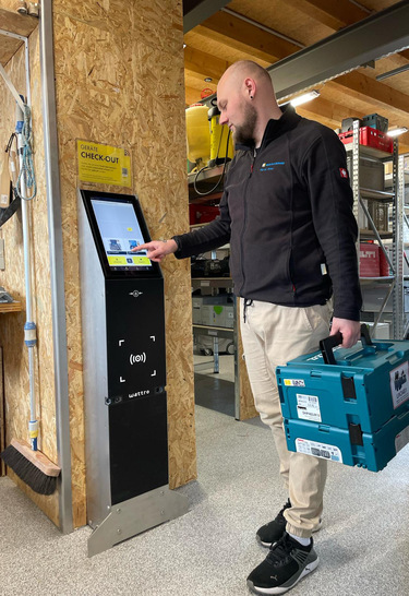 Wattro-Terminal: einfach vorbeigehen und per Touch im Lager aus- oder einchecken. - © Wattro