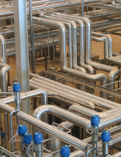 Rohrleitungen einer Kälteanlage gedämmt mit PU-Ortschaum.