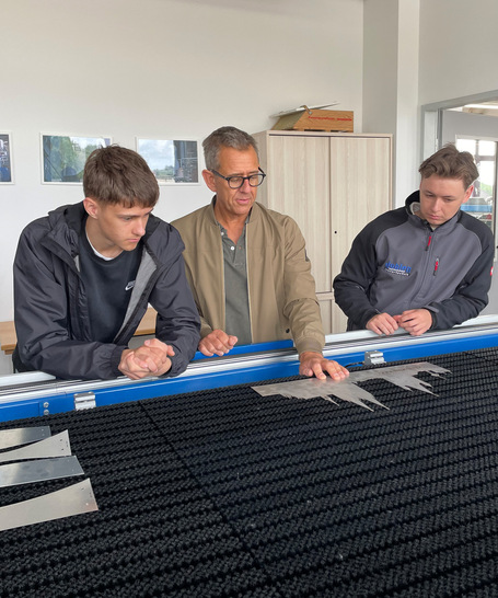 Ein Ausbildungsbetrieb informiert sich über die überbetriebliche Lehrlingsunterweisung der WKS-Isolierer im BZB Krefeld.