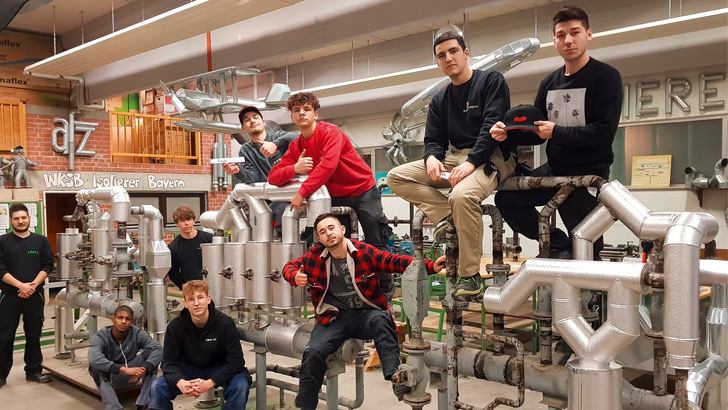 Projektarbeit mit isometrischem Aufmaß, Materialberechnung, fertigen der Blechteile mit einer computergesteuerten Zuschneideanlage und montieren mit Dämmung am Rohrgestell.