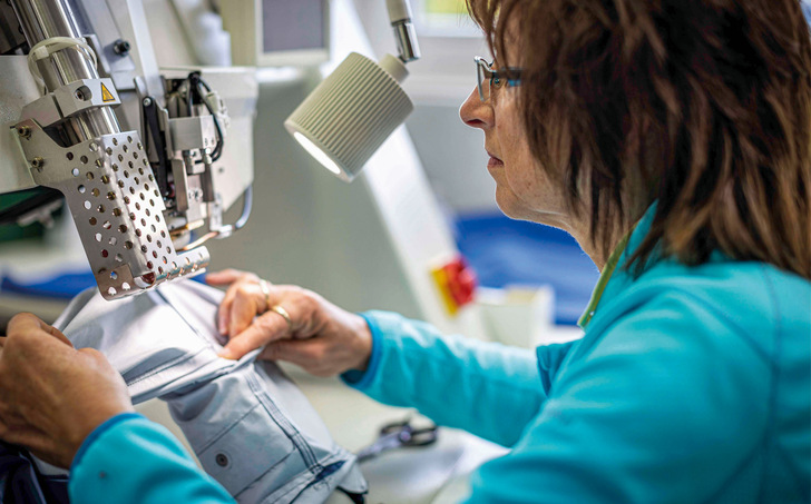 Nachhaltigkeit kann auch Handarbeit bedeuten: Die Produkt­lebensdauer kann mithilfe des Reparaturservices der Schöffel Service Factory in Schwabmünchen verlängert werden.