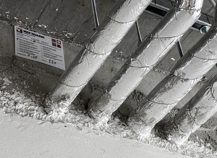 1. Mehrfach-Rohrdurchführung durch ein feuerwiderstandsfähiges Bauteil: Für die R90-Abschottung müssen die Rohrhalterungen beidseitig und im vorgegebenen Abstand gemäß abP sitzen – deshalb frühzeitig zwischen Installateur und WKSB-Isolierer abstimmen, sonst wird die Nachrüstung deutlich aufwendiger.