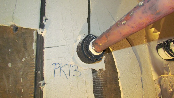 Klassifizierte Rohrabschottung PYROSTAT UNI nach DIN 4102-11 und EN 1366-3 in leichter Trennwand