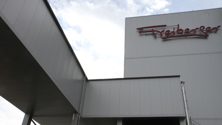 Die Verbindungsbrücke zum Tiefkühllager ist bei Freiberger mit Schleusen zur Abtrennung des inertisierten Bereichs und einer Brandschutzwand ausgestattet.