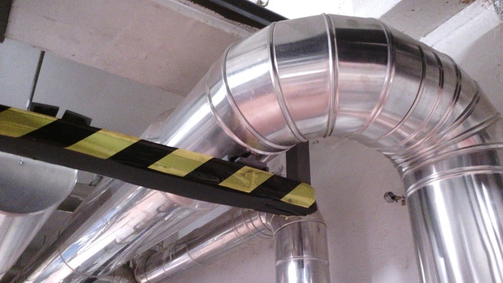 Versorgungsleitung mit Wärmebrücke im Bereich des Auflagers