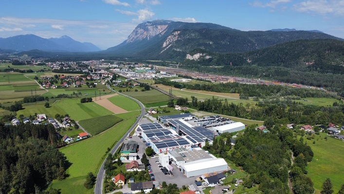 Luftaufnahme des Produktionsstandorts von Austroflex vor dem Bergpanorama in Kärnten