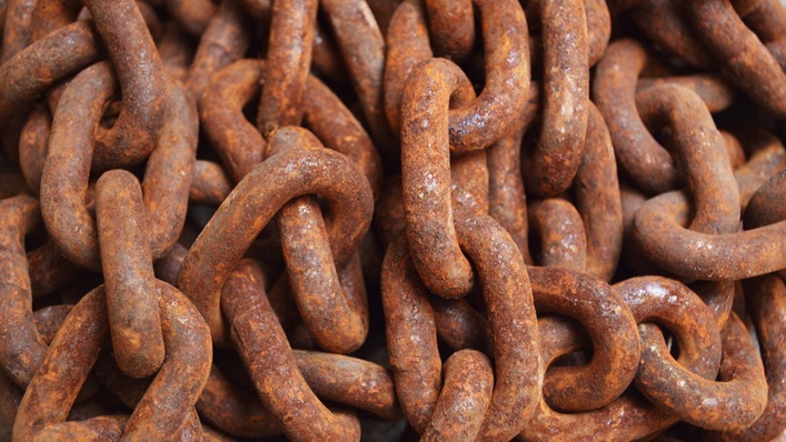 Korrosion ist ein enorm zerstörender Prozess – nicht nur an offenliegenden Metallwerkstoffen, sondern auch an Rohrleitungen und Armaturen in Kalt- und Kühlwassersystemen der TGA, die unter einer Dämmung liegen.