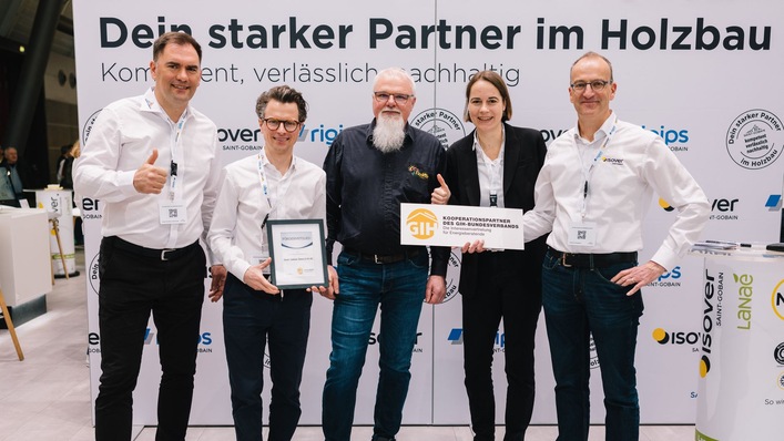 Während der DACH+HOLZ 2024 nutzten Vertreter von GIH und Isover die Gelegenheit, um über weitere gemeinsame Maßnahmen zu beraten: (v. l.) Danijel Lučić, Isover Vorstand Vertrieb und Marketing, Markus Rehm, Direktor Marketing Isover, Jörg Bochtler, Mitglied des GIH-Bundesvorstands, Cordula Gudduschat, Isover Vorstandsvorsitzende, und Dominik Noé, Teamleiter des Isover Fachbereichs Wärme und Feuchte.