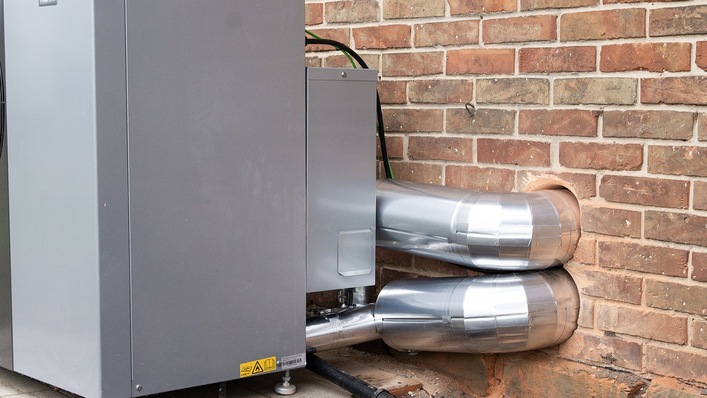 Ansicht eines gedämmten Wärmepumpenanschlusses