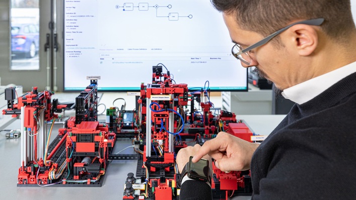 Eine KI erkennt Störungen und Fehler. Durch die Verknüpfung mit einem Workflow-Modell erhält der Mitarbeiter Handlungsempfehlungen direkt auf seine Smart Watch.