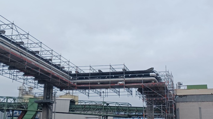 Isolierung der Rohrbrücke: Das Hängegerüst an der Rohrbrücke.