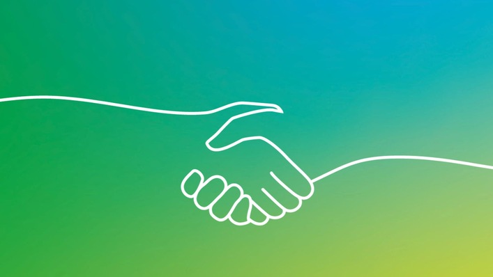 Abstrakte Darstellung zweier Hände, die sich auf einem Hintergrund mit einem Farbverlauf von Grün zu Blau reichen.