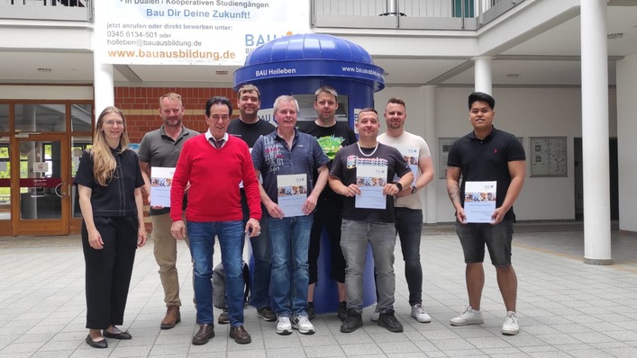 Sieben Teilnehmer absolvierten am Standort Holleben erfolgreich die Aufstiegsfortbildung zum Werkpolier in der Spezialqualifikation Industrie-Isolierung. Ganz links Franziska Lutzmann, die verantwortliche Leiterin für den Ausbildungsgang. 3.v.l. Walter Riering, Vorsitzender des Prüfungsausschusses.