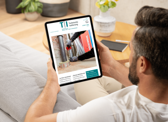 Person auf einem Sofa mit einem Tablet, die sich eine Webseite über die Installation technischer Isolierungen ansieht. - © smartmockups