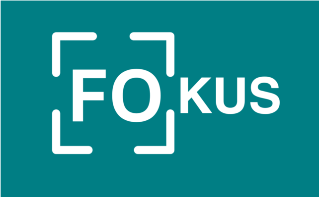 Logo der Fachzeitschrift mit dem Text 'FOkus' in weißer, fetter Schrift auf einem teal-farbenen Hintergrund, symbolisiert den Schwerpunkt auf innovative Lösungen und Normen in technischer Dämmung, Schall-, Wärme- und Brandschutz. - © Gentner