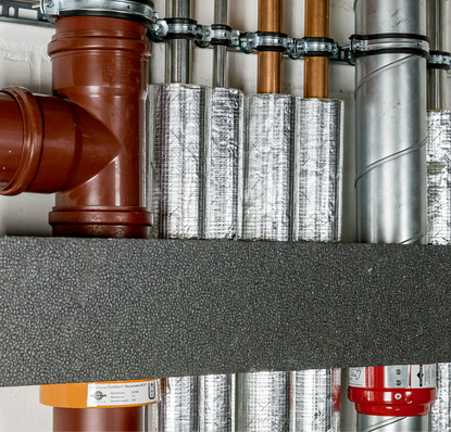 Sanha: Verlegung kombinierter Rohrleitungssysteme im Schacht mit Nullabstand.