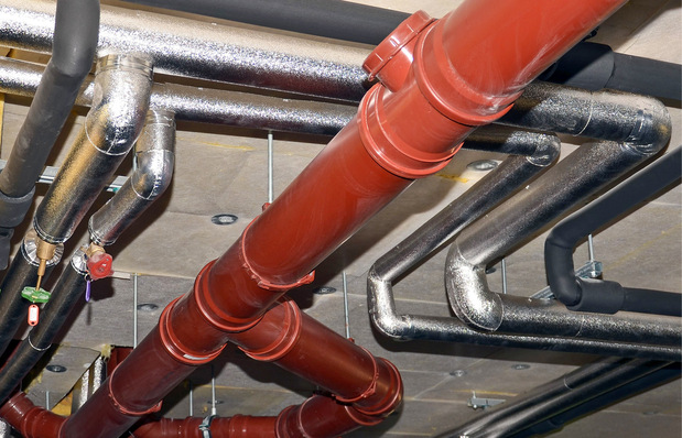 Kein Bauherr würde auf bei einer gemeinsamen Abnahme an mehr als einem Alu-Grobkornbogen die Ausstopfung mit einem dann bleibenden „Eindrücktest“ überprüfen. Auch bei einer Ummantelung mit Formteilen aus PVC-Folie ist er keine geeignete Methode, die Qualität der ausgeführten Dämmung zu überprüfen.