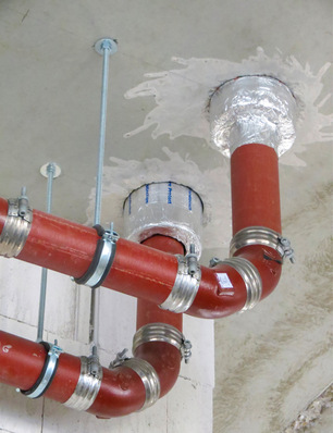 Bild 1 In der Gebäudeentwässerung werden häufig Gussrohre im Fallstrang und davon abzweigend Kunststoffrohre als Anschlussleitung eingesetzt.