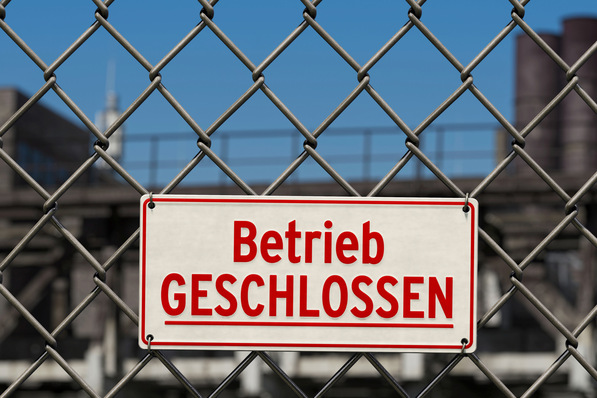 Gerne! Hier ein optimierter, präziser und themenrelevanter Alt-Text für Ihre Zielgruppe: Alt-Text: Hinweisschild „Betrieb geschlossen“ an einem Bauzaun vor einer Industrieanlage; symbolisiert die Auswirkungen mangelhafter Wärme- und Brandschutzmaßnahmen auf den laufenden Betrieb. Wenn es einen gewünschten spezifischen Kontext zum Artikel gibt (z.B. Umgang mit Sanierungspflichten, Konsequenzen unterlassener Modernisierung), kann der Text noch passgenauer angepasst werden. - © bluedesign - stock.adobe.com