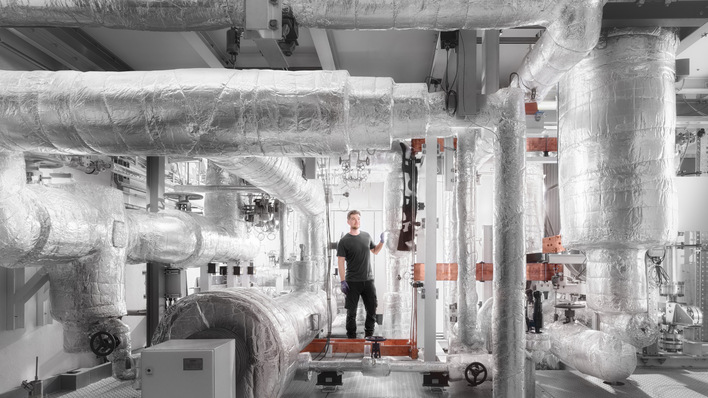 Das Bild zeigt einen Überblick über das 1. OG der Anlage. Links ist u.a. der liegend montierte Dampfüberhitzer zu erkennen, rechts ist die vertikal angeordnete Kondensator-/Kühlereinheit zu erkennen. 