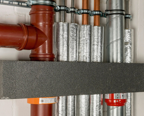 Die Verlegung im Nullabstand mit geprüften und zertifizierten Systemen spart Platz und schafft Sicherheit für alle Baubeteiligten.