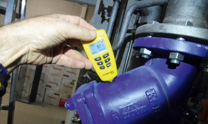 Ein Schmutzfänger der Firma KSB mit einer Gesamtschichtdicke des blauen Schutzanstriches von 87 µm.