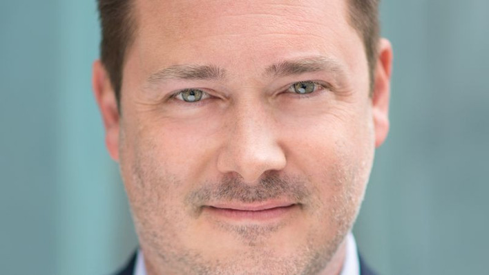 Der Geschäftsführer des Deutschen Instituts für vorbeugenden Brandschutz (DIvB), Axel Haas, nutzt die FeuerTrutz 2025, um deutliche Kritik an der aktuellen Regulierungspraxis im Brandschutz zu üben.