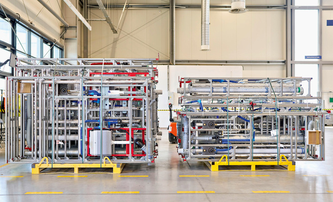 Die vorgefertigten ­Installationswände ­stehen (im Werk) für den nächsten ­Lieferabruf ­bereit. In der Regel wird just in time nur die ­Menge ­angeliefert, die auf der Baustelle zeitnah installiert werden kann.