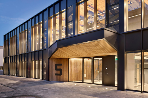 Das zweigeschossige Bürogebäude Rooswijck 5 in Amsterdam wurde in Holzbauweise aus Brettsperrholz (CLT) errichtet und zeichnet sich durch eine klare, reduzierte Architektursprache aus.