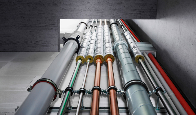 Speziell im Geschossbau werden Schächte immer dichter mit unterschiedlichsten Rohr- und Elektroleitungen gemischt belegt. Das stellt besonders hohe Anforderungen an den Brandschutz.