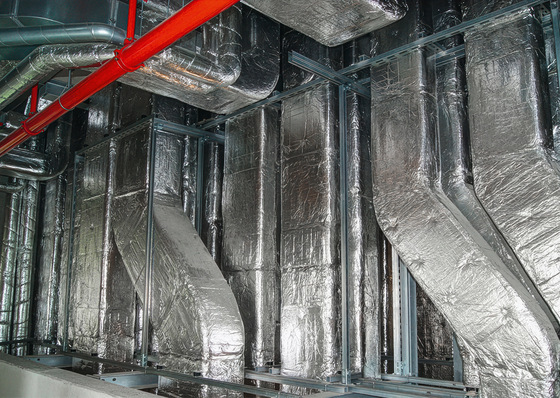 Eine diffusionsdichte Aluminiumkaschierung schützt die Dämmung vor Feuchtigkeit und hilft, Tauwasserausfall sowie mögliche Korrosionsschäden dauerhaft zu vermeiden.