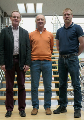 Karlheinz Kermann mit den neuen Sachverständigen Rolf Schwertfeger (l.)  und Christoph Krauß (r.).
